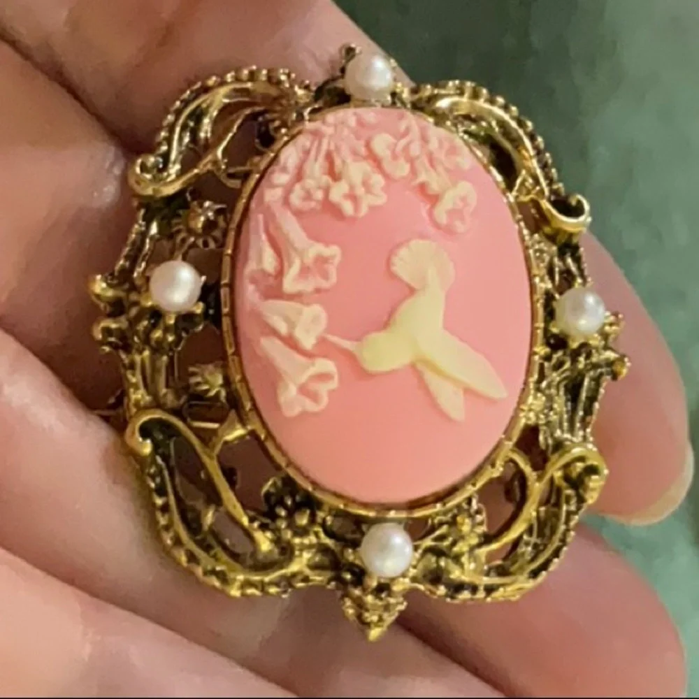 Vintage Pink Hummingbird Cameo Brooch Gold Tone Faux Pearl Ornate Frame - Picture 5 of 12